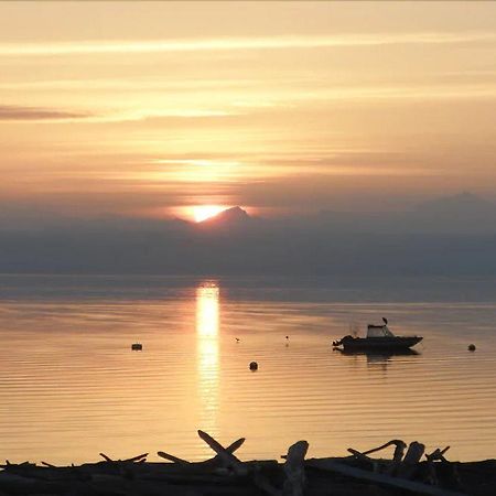 Camano Island Waterfront Vacation Rental 외부 사진